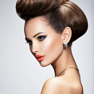 bozicne-frizure-6-svecanih-frizura-ideja-za-proslavu-bozica-Tapiranjem-kose-i-podizanjem-kose-mozes-napraviti-glamuroznu-bozicnu-frizuru-609_800_1067_75_int_s_c1