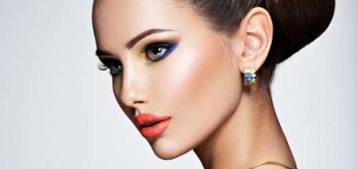 bozicne-frizure-6-svecanih-frizura-ideja-za-proslavu-bozica-Tapiranjem-kose-i-podizanjem-kose-mozes-napraviti-glamuroznu-bozicnu-frizuru-609_800_1067_75_int_s_c1