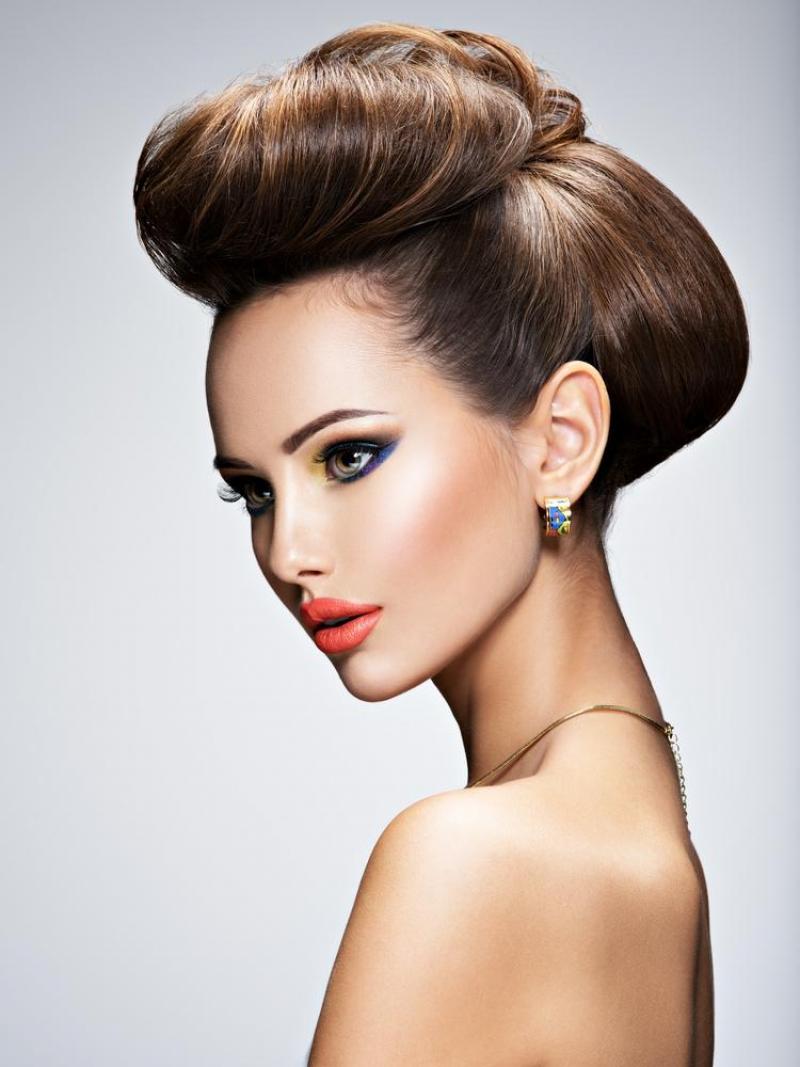 bozicne-frizure-6-svecanih-frizura-ideja-za-proslavu-bozica-Tapiranjem-kose-i-podizanjem-kose-mozes-napraviti-glamuroznu-bozicnu-frizuru-609_800_1067_75_int_s_c1